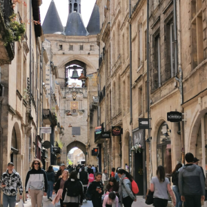 La Grosse Cloche de Bordeaux vue de la rue Saint James