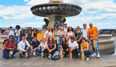 Séminaire à Bordeaux : guide complet propositions d'hébergements et d'activités 6 Groupe de joueurs à la fin d'une activité lors d'un séminaire à Bordeaux