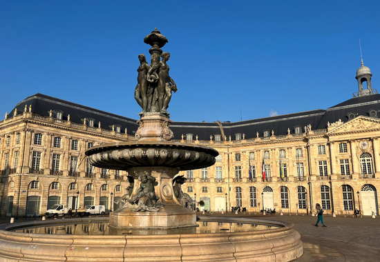 Admirer la fontaine des Trois Grâces située place de la Bourse à Bordeaux