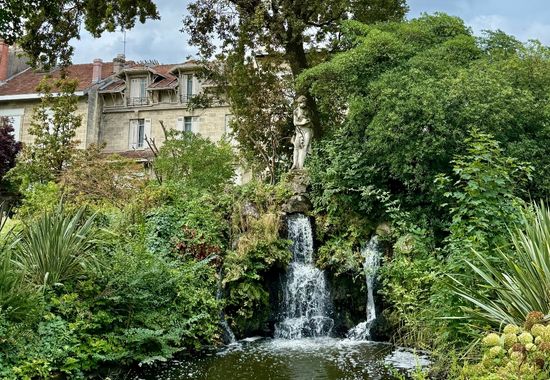 Élèves participant à une exploration au Jardin public