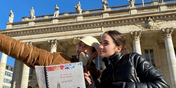 Famille participant au jeu de piste dans Bordeaux