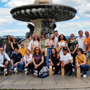 Équipe célébrant la réussite collective de l’activité ludique Bordeaux Équipe célébrant la réussite collective de l’activité ludique Bordeaux