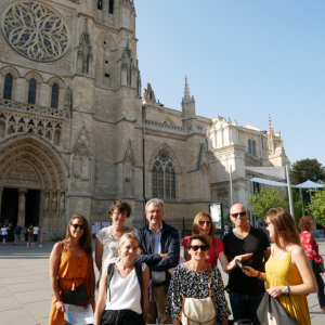 Groupe explorant le centre historique et monuments emblématiques Bordeaux