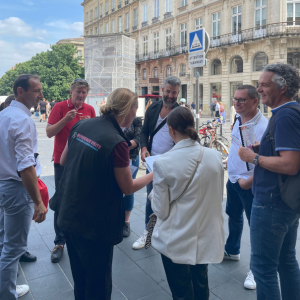 Participants au point de départ du jeu de piste enquête team building à Bordeaux, prêt à démarrer l’activité