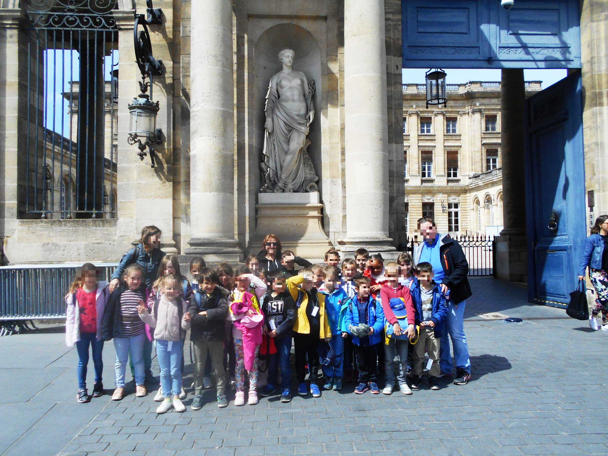 Visite Zoom sur Bordeaux devant le Grand Théâtre pour une école primaire