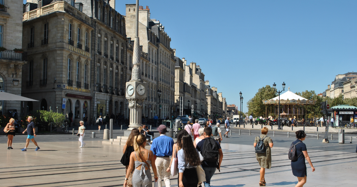 Étudiants participant au jeu de piste Le Voleur du Grand Théâtre à Bordeaux