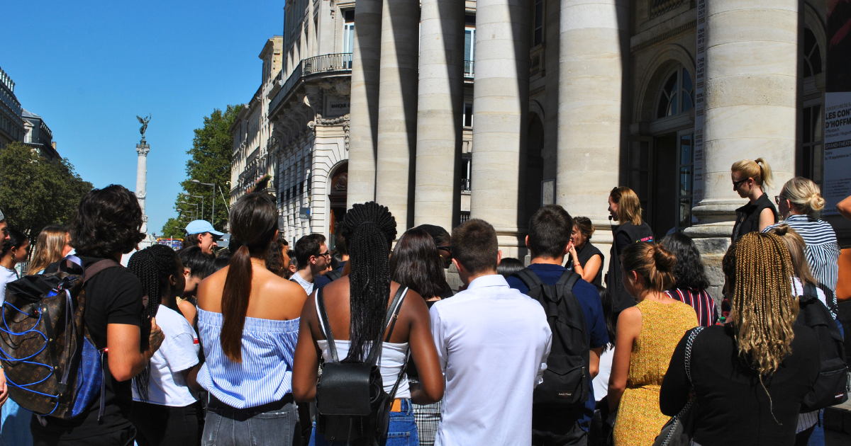 Étudiants participant à Mission Bordeaux dans le centre-ville