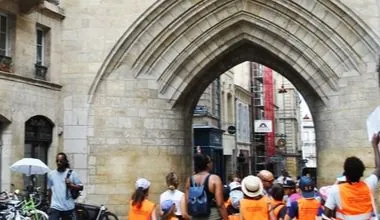 Porte Cailhau à Bordeaux pour la chasse au trésor scolaire