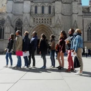 Participants à un jeu de piste privatisé dans le centre de Bordeaux