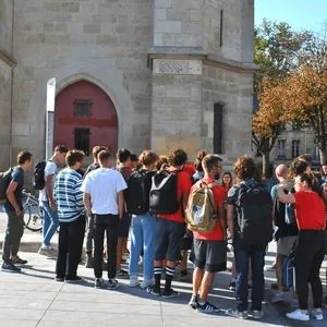 Équipe d’étudiants participant à un défi urbain à Bordeaux