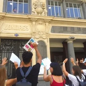 Élèves sur le cours de l'Intendance