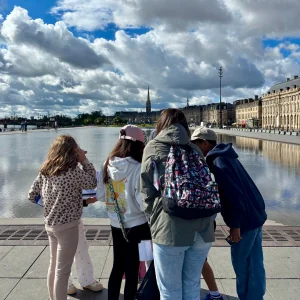 Groupe scolaire réalisant un défi photographique à Bordeaux