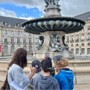Élèves participant à un jeu-expériences à Bordeaux