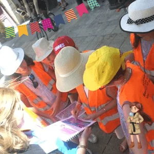Enfants participant à un anniversaire avec jeu de piste à Bordeaux