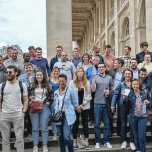 Équipe en activité pendant un séminaire à Bordeaux