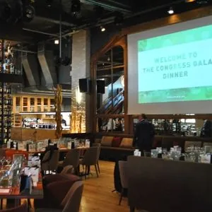 Salle accueillant un événement d’entreprise sur mesure