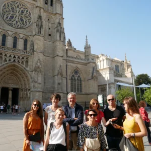Groupe participant à un jeu de piste dans le centre de Bordeaux