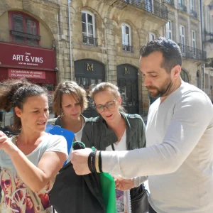 Participants collaborant pendant un jeu de piste