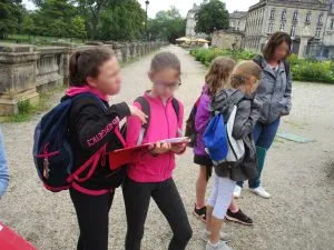 Rallye nature pour une classe de primaire au Jardin public